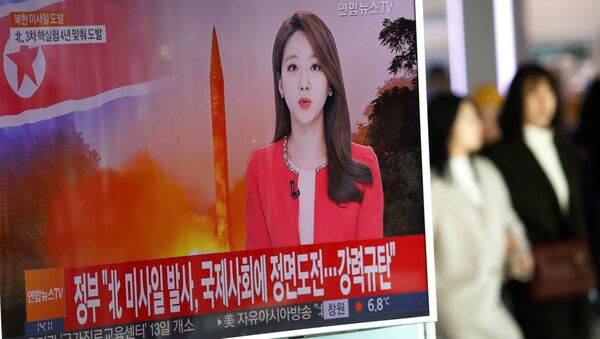 Presentadora de televisión surcoreana informa sobre el lanzamiento de un misil balístico norcoreano (archivo) - Sputnik Mundo