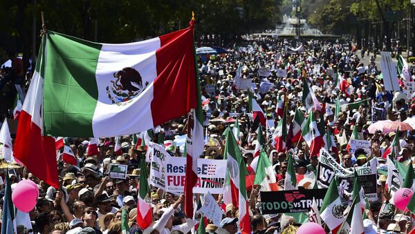 Manifestación en Ciudad de México contra Trump - Sputnik Mundo