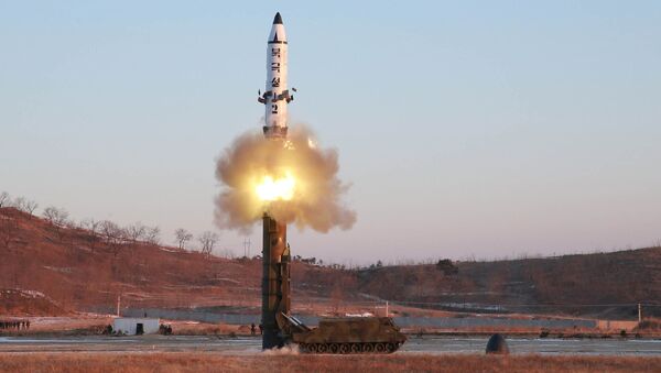 El lanzamiento del misil balístico norcoreano Pukguksong-2 - Sputnik Mundo