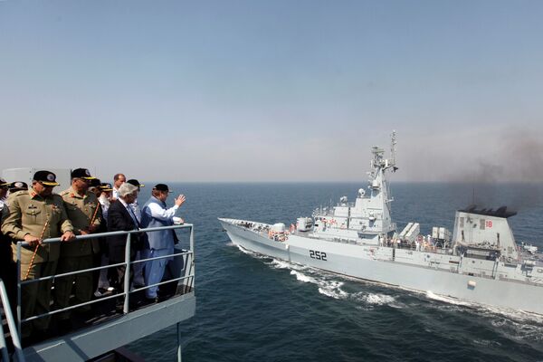El primer ministro de Pakistán, Nawaz Sharif, junto al mayor de las Fuerzas Navales de ese país durante el cierre de las maniobras navales internacionales Aman-2017. - Sputnik Mundo