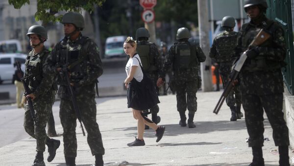 Brazilian Army soldiers patrol Brazil Avenue in Rio de Janeiro, - Sputnik Mundo