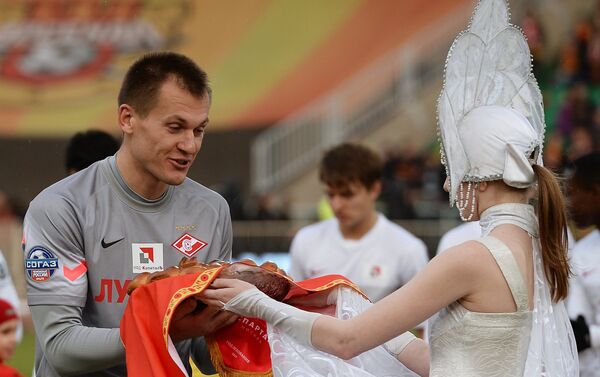 El guardametas del equipo ruso Spartak, Artiom Rebrov, es recibido con honores según la tradición rusa 'Con Pan y Sal', 9 de abril de 2015. - Sputnik Mundo