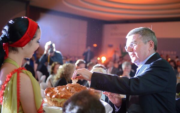 El presidente del Comité Olímpico Internacional, Thomas Bach, es recibido 'Con Pan y Sal' en Sochi, 30 de octubre 2013. - Sputnik Mundo