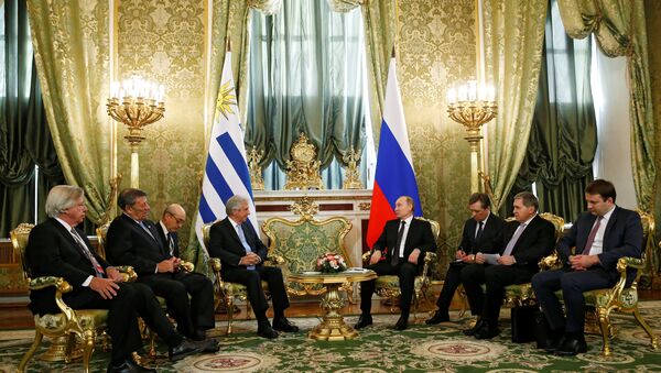 El presidente de Rusia, Vladímir Putin con su homólogo de Uruguay, Tabaré Vázquez - Sputnik Mundo
