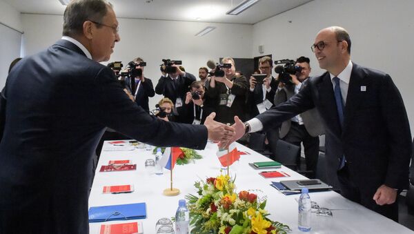 Serguéi Lavrov, ministro de Exteriores de Rusia, con su homólogo italiano, Angelino Alfano - Sputnik Mundo