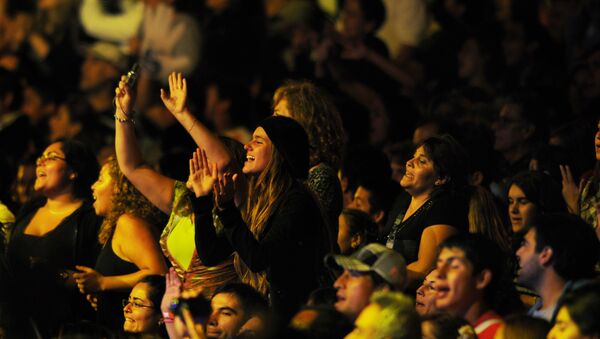 Fans of Chilean singer Americo sing along with him as he performs on the second night of the Viña del Mar International Song Festival at the Quinta Vergara Amphitheater in Viña del Mar, Chile, Tuesday Feb. 22, 2011.  - Sputnik Mundo