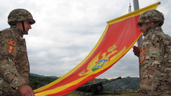 Montenegrin Army soldiers fire artillery look at the Montenegro flag during preparations on the eve of Independence day, on May 20, 2010 in Cetinje - Sputnik Mundo