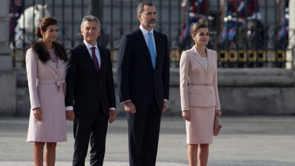 Los Reyes de España reciben a Mauricio Macri con los máximos honores - Sputnik Mundo