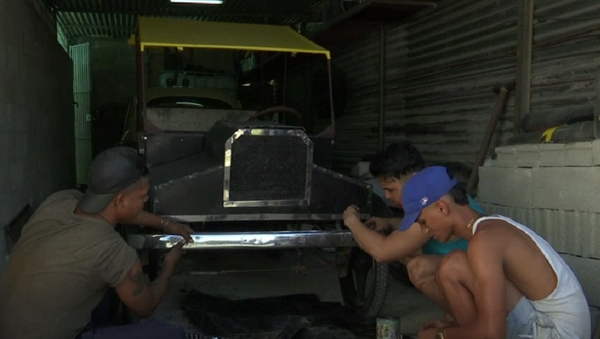 Jóvenes cubanos crean una réplica del legendario Ford T - Sputnik Mundo