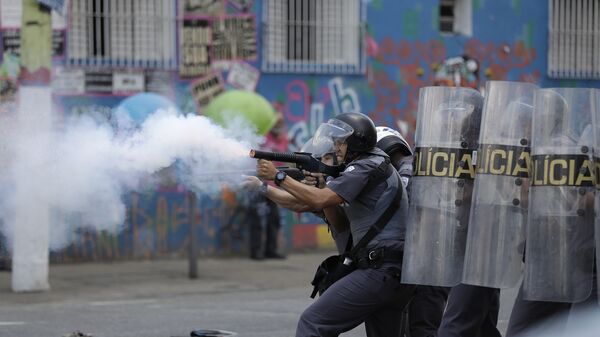 A policeman fires tear gas during clashes with drug addicts in an area popularly known as Crackland in downtown Sao Paulo, Brazil, Thursday, Feb. 23, 2017. According with the police the clash start when two suspects were detained for stealing a mobile phone. - Sputnik Mundo