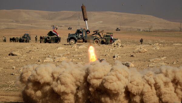 Members of the Iraqi rapid response forces fire a missile toward Islamic State militants during a battle in the south of Mosul, Iraq February 19, 2017 - Sputnik Mundo