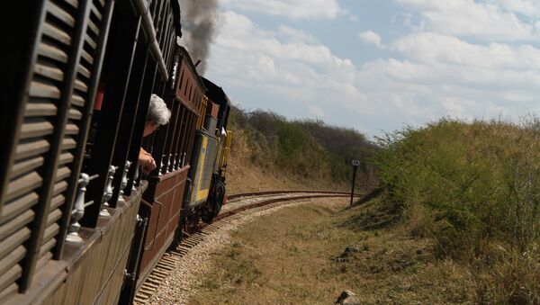 Un tren cerca la ciudad cubana de Sancti Spíritus - Sputnik Mundo