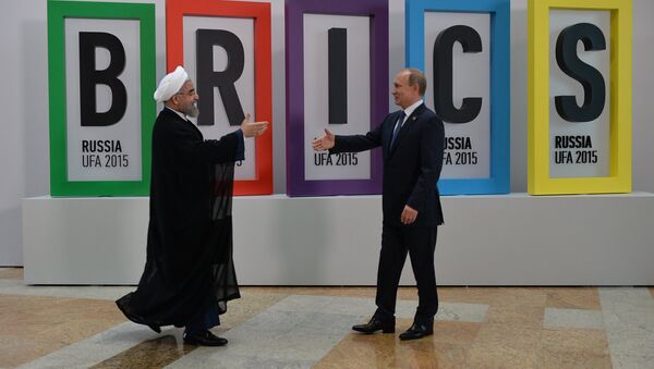 Vladímir Putin recibe al líder iraní en el marco del foro BRICS 2015 celebrado en Ufa (archivo) - Sputnik Mundo