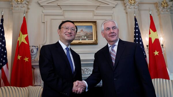 El diplomático chino Yang Jiechi estrecha la mano del secretario de Estado de EEUU, Rex Tillerson - Sputnik Mundo