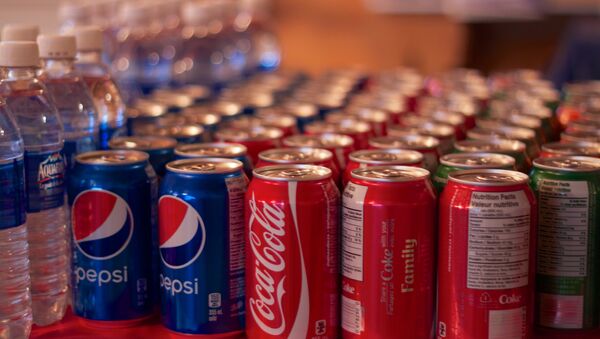 Las latas de Pepsi y Coca-cola en una tienda - Sputnik Mundo