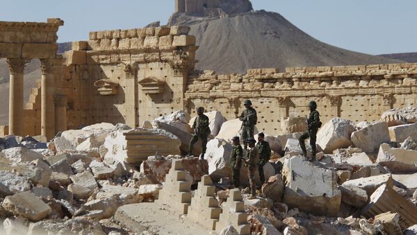 Syrian army soldiers stand on the ruins of the Temple of Bel in the historic city of Palmyra, in Homs Governorate, Syria April 1, 2016. - Sputnik Mundo