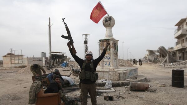 Un combatiente rebelde cerca de edificios dañados en la ciudad siria de al-Bab - Sputnik Mundo