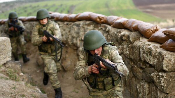 Turkish soldiers participate in an exercise on the border line between Turkey and Syria near the southeastern city of Kilis, Turkey, March 2, 2017. - Sputnik Mundo