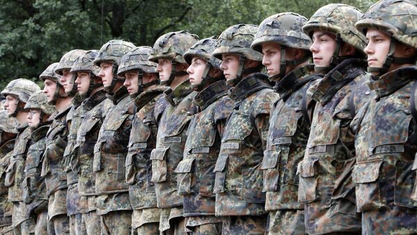 Soldiers of the German Army Bundeswehr line up during a visit of Defence Minister Karl-Theodor zu Guttenberg and U.S. ambassador to Germany Philip D. Murphy at a training area in Grafenwoehr near Nuremberg, southern Germany, on Tuesday, Aug. 24, 2010 - Sputnik Mundo