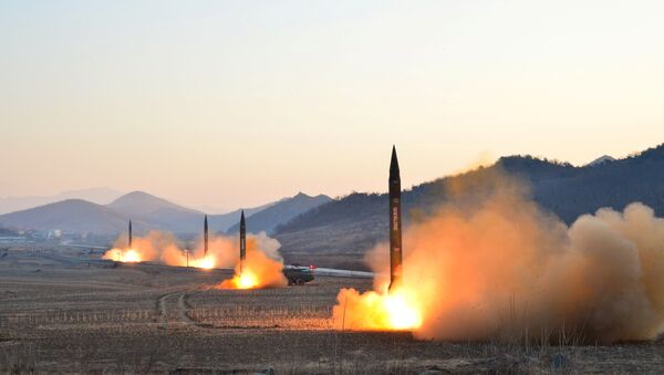 El lanzamiento de misiles balísticos por Corea del Norte, imagen referencial - Sputnik Mundo