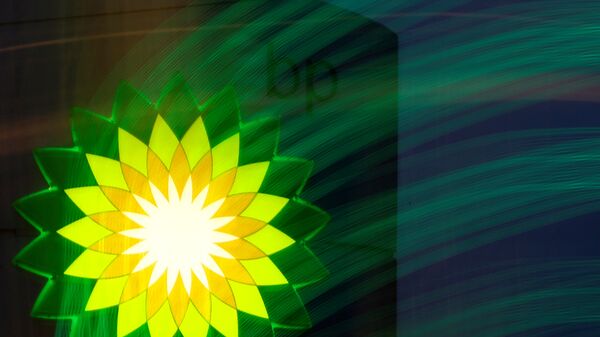 A BP logo is seen at a fuel station of British oil company BP in St. Petersburg, October 18, 2012 - Sputnik Mundo