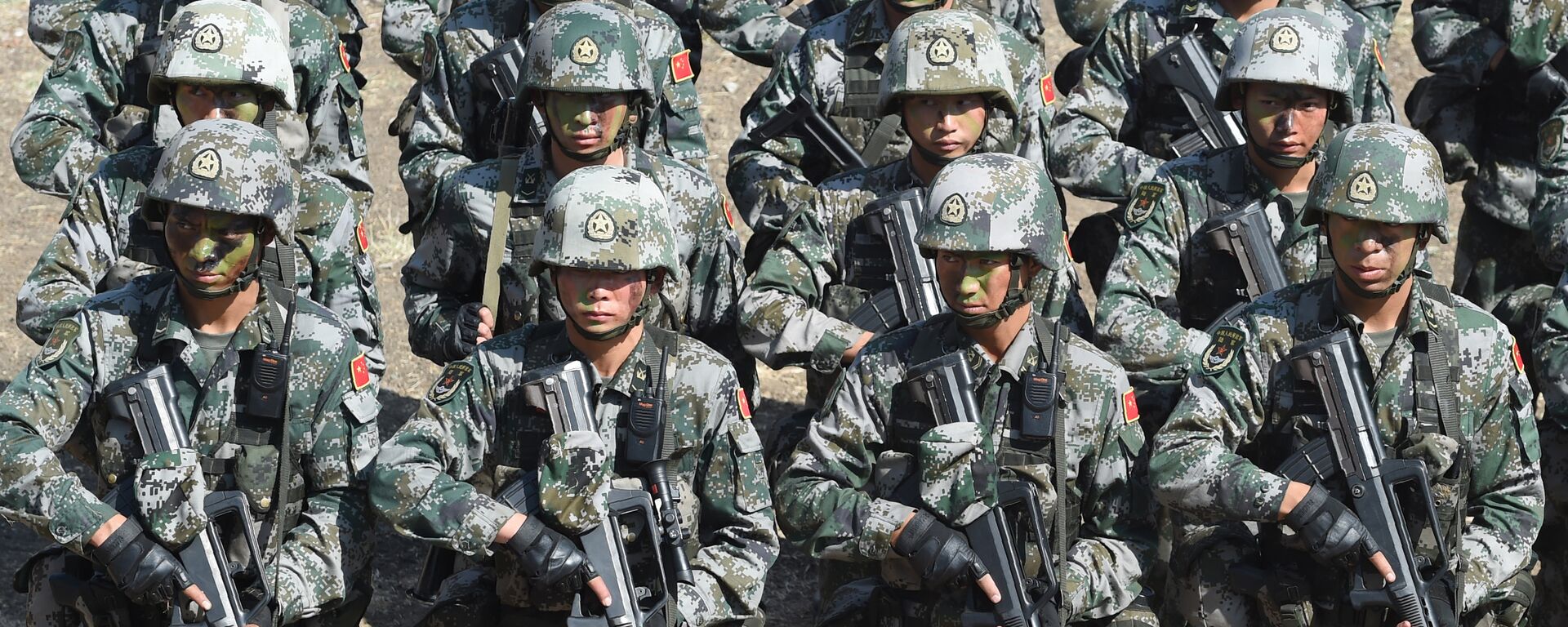 People's Liberation Army (PLA) of China soldiers line up after participating in an anti-terror drill during the Sixth India-China Joint Training exercise Hand in Hand 2016 at HQ 330 Infantry Brigade, in Aundh in Pune district, some 145km southeast of Mumbai, on November 25, 2016. - Sputnik Mundo, 1920, 19.02.2021