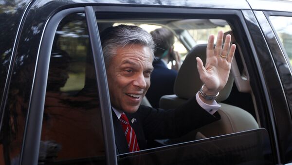 Republican presidential candidate and former Utah Gov. Jon Huntsman waves as he is driven away from a campaign stop in Charleston, S.C. Huntsman (File) - Sputnik Mundo