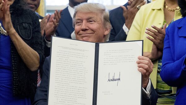 Donlad Trump, presidente de EEUU, con un decreto firmado - Sputnik Mundo