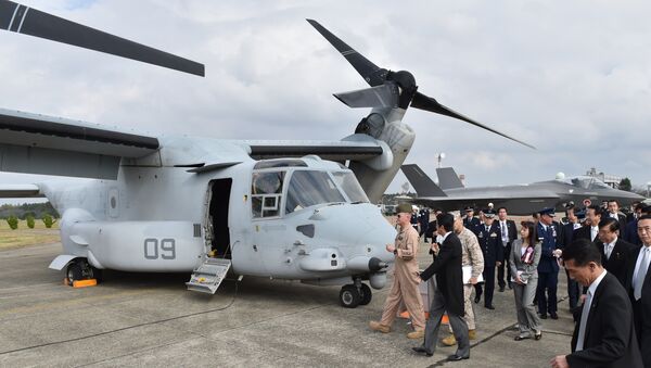 El primer ministro japonés Shinzo Abe inspecciona un avión MV-22 Osprey en la base aérea Hyakuri (archivo) - Sputnik Mundo