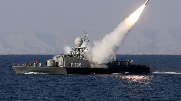 Un buque iraní lanza un misil (archivo) - Sputnik Mundo