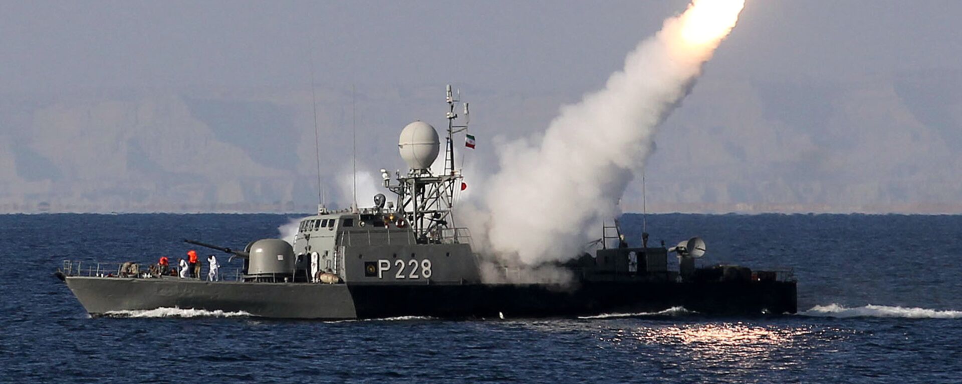 La armada iraní dispara un misil Mehrab durante las maniobras navales en el estrecho de Ormuz - Sputnik Mundo, 1920, 09.04.2021