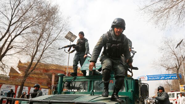 Afghan policemen arrive at the site of a blast and gunfire at a military hospital in Kabul - Sputnik Mundo