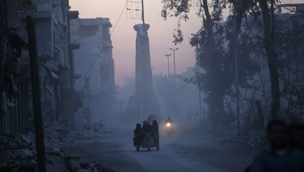 People drive through a damaged neighbourhood in the northern Syrian town of al-Bab, Syria - Sputnik Mundo