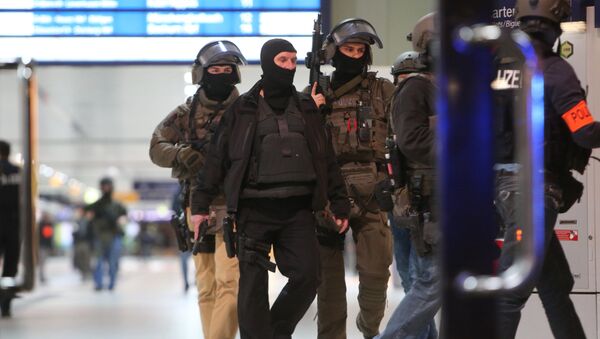 Special police commandos arrive at the main train station in Duesseldorf, western Germany after at least five people where injured by a man with an axe, on March 9, 2017, police said. - Sputnik Mundo