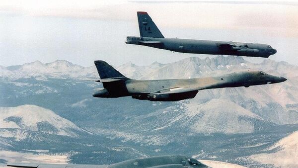 Bombarderos estratégicos B-2 Spirit Bomber,  B-1B y B-52 de la Fuerza Aérea de EEUU - Sputnik Mundo