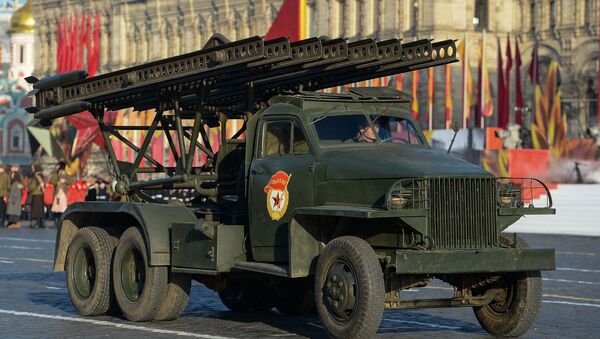 El primer carro de artillería reactiva soviética BM-13, conocido como Katiusha, durante el desfile de la Victoria en la Plaza Roja de Moscú - Sputnik Mundo
