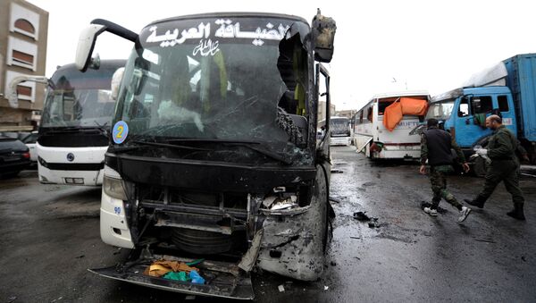 Los autobuses dañados en el lugar del atentado en Damasco - Sputnik Mundo