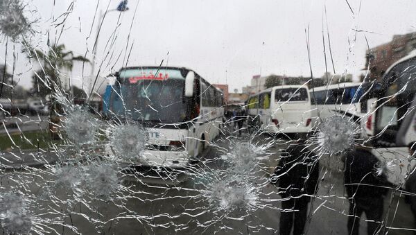 A shattered glass window of a bus at the site of an attack by two suicide bombers in Damascus - Sputnik Mundo