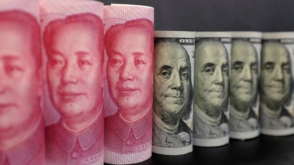 Yuanes chinos y dólares estadounidenses - Sputnik Mundo