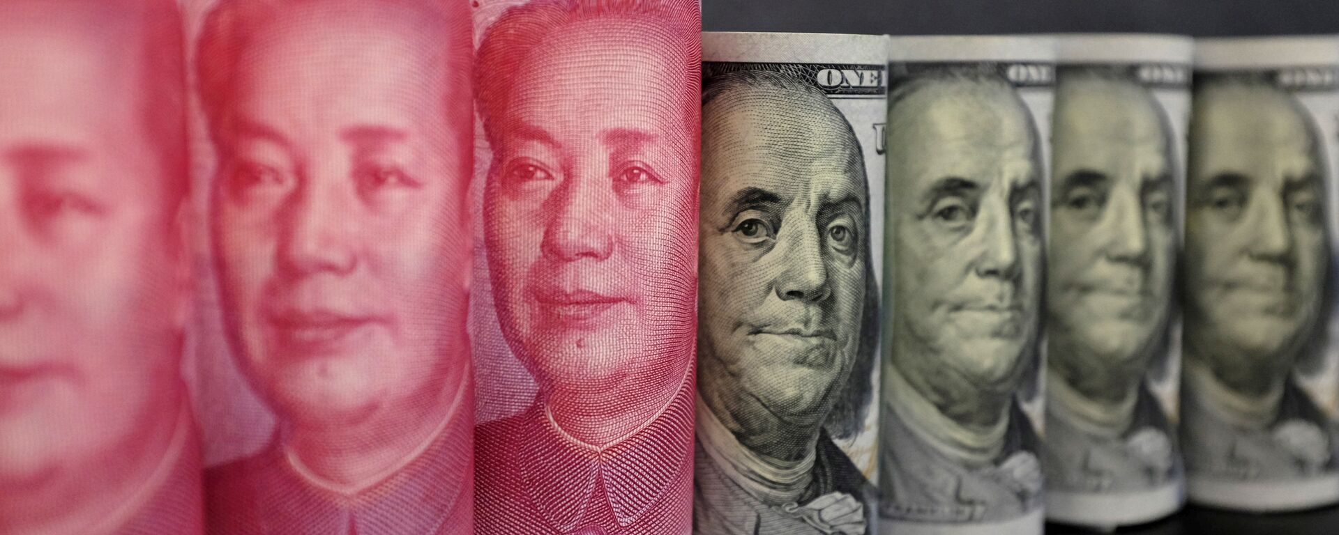 Yuanes chinos y dólares estadounidenses - Sputnik Mundo, 1920, 02.06.2021