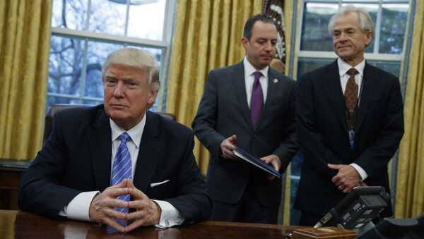 De izquierda a derecha: Donald Trump, presidente de EEUU, Reince Priebus, jefe de Gabinete de la Casa Blanca, y Peter Navarro, jefe del recién creado Consejo Nacional de Comercio de la Casa Blanca - Sputnik Mundo