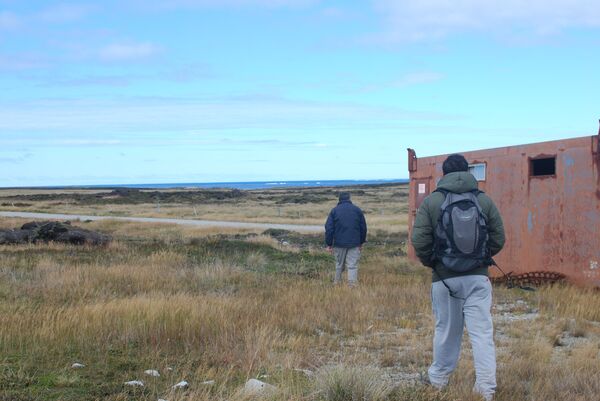 El excombatiente Armando González visita el sitio donde estaba su regimiento durante la Guerra de Malvinas, junto a su hijo Martín. El excombatiente Armando González visita el sitio donde estaba su regimiento durante la Guerra de Malvinas, junto a su hijo Martín. - Sputnik Mundo