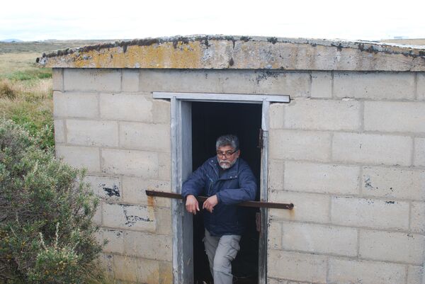 El excombatiente Armando González en un refugio donde permaneció algunos días durante la Guerra de Malvinas El excombatiente Armando González en un refugio donde permaneció algunos días durante la Guerra de Malvinas - Sputnik Mundo