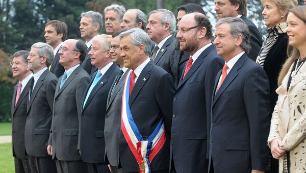 Sebastián Piñera junto a su gabinete en 2010 - Sputnik Mundo