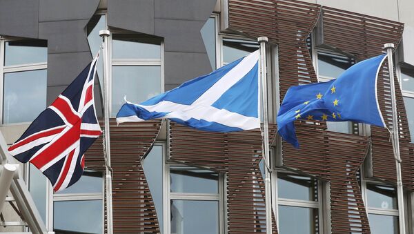 Banderas de Reino Unido, Escocia y UE - Sputnik Mundo
