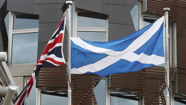 Banderas del Reino Unido y Escocia - Sputnik Mundo