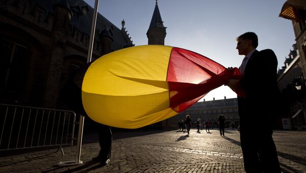 Belgium's flag is hoisted prior to the arrival of Belgium's Prime Minister Charles Michel for a meeting with Dutch Prime Minister Mark Rutte in The Hague, Netherlands, Monday, Oct. 27, 2014 - Sputnik Mundo