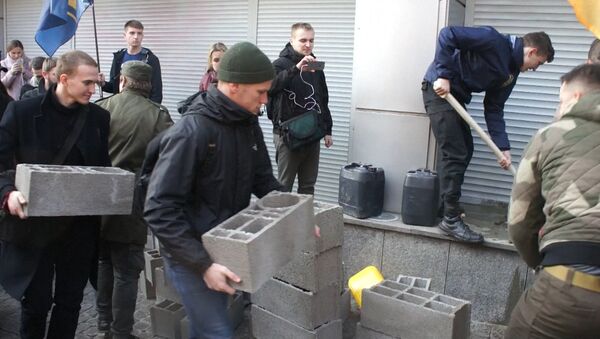 Espuma de poliuretano y bloques de hormigón: cómo bloquean Sberbank en Kiev - Sputnik Mundo