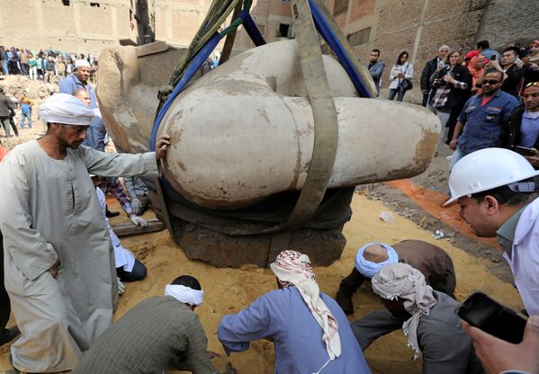 Furor arqueológico: hallan la estatua del faraón Ramsés II en El Cairo - Sputnik Mundo