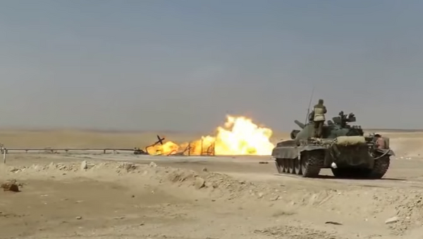 Un tanque T-62 ayuda a extinguir las llamas de un pozo de gas en Siria (archivo) - Sputnik Mundo